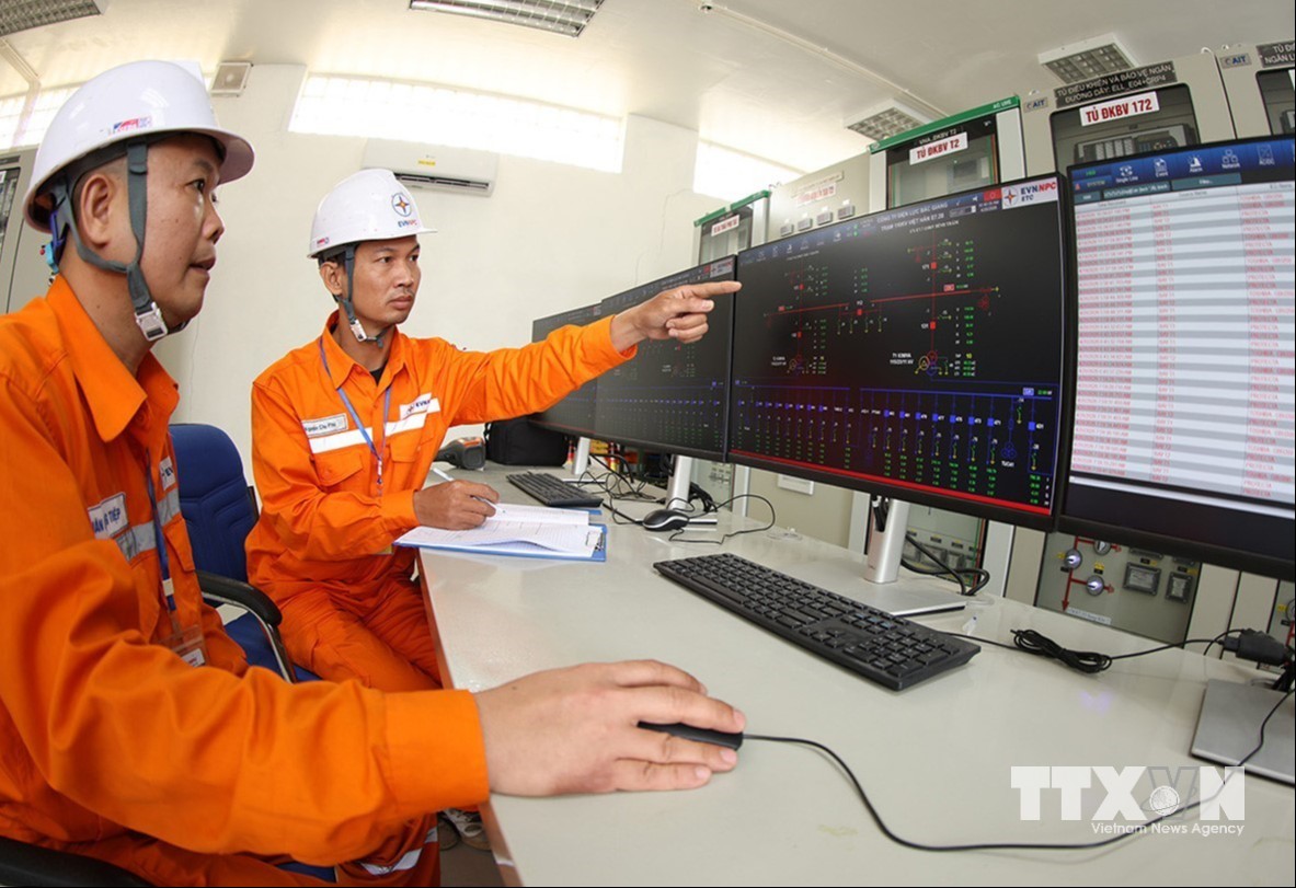 Ca trực vận hành cung ứng điện phục vụ khách hàng ở Trạm 110kV khu công nghiệp Vân Trung của Công ty Điện lực Bắc Ninh, Chi nhánh Tổng công ty Điện lực miền Bắc. (Ảnh: Vũ Sinh/TTXVN)